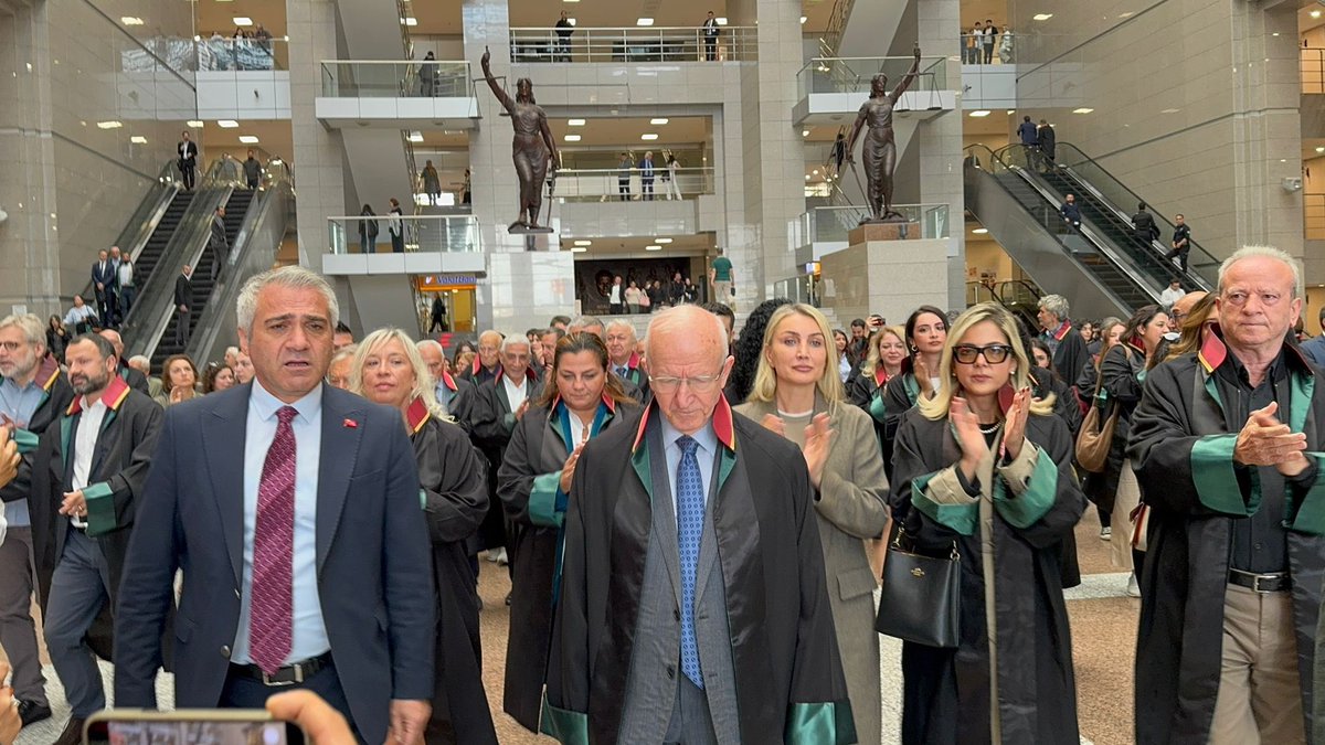 Savunmaya yönelik saldırılara karşı sesimizi yükseltmek ve mücadelemizi büyütmek adına, ilk nöbetimiz için Çağlayan Adliyesinde toplandık ! #savunmanöbeti #savunmayısavunuyoruz #savunmayaözgürlük