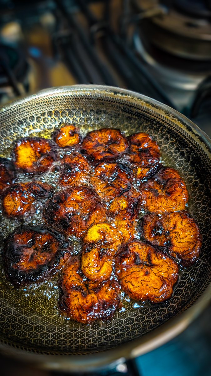 jbsuperman's tweet photo. Sometimes when I'm sad I just fry plantain. https://t.co/ZjeiCOLgZm