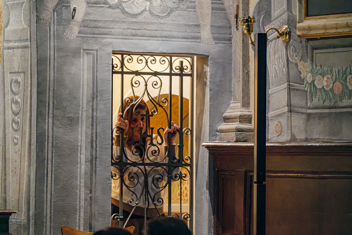 Federica Goti in "SBARRE DI SOLITUDINE" (spettacolo della Attori &amp; Convenuti - Compagnia Teatrale dedicato ai suicidi in carcere) a Lucca, nell'Oratorio degli Angeli Custodi. 30.09.2025
Credito fotografico: Marco Moscato
#suicidiincarcere #noncepiutempo #carcere