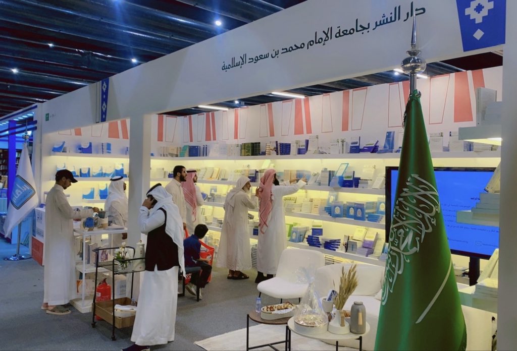 IMAMUPublishing's tweet photo. جانب من الحضور لجناح #دار_النشر  بـ #جامعة_الإمام 

#معرض_الرياض_الدولي_للكتاب2025 
((اليوم الأول))
من أيام المعرض

جناح A-271 https://t.co/wcPWYLFDTn