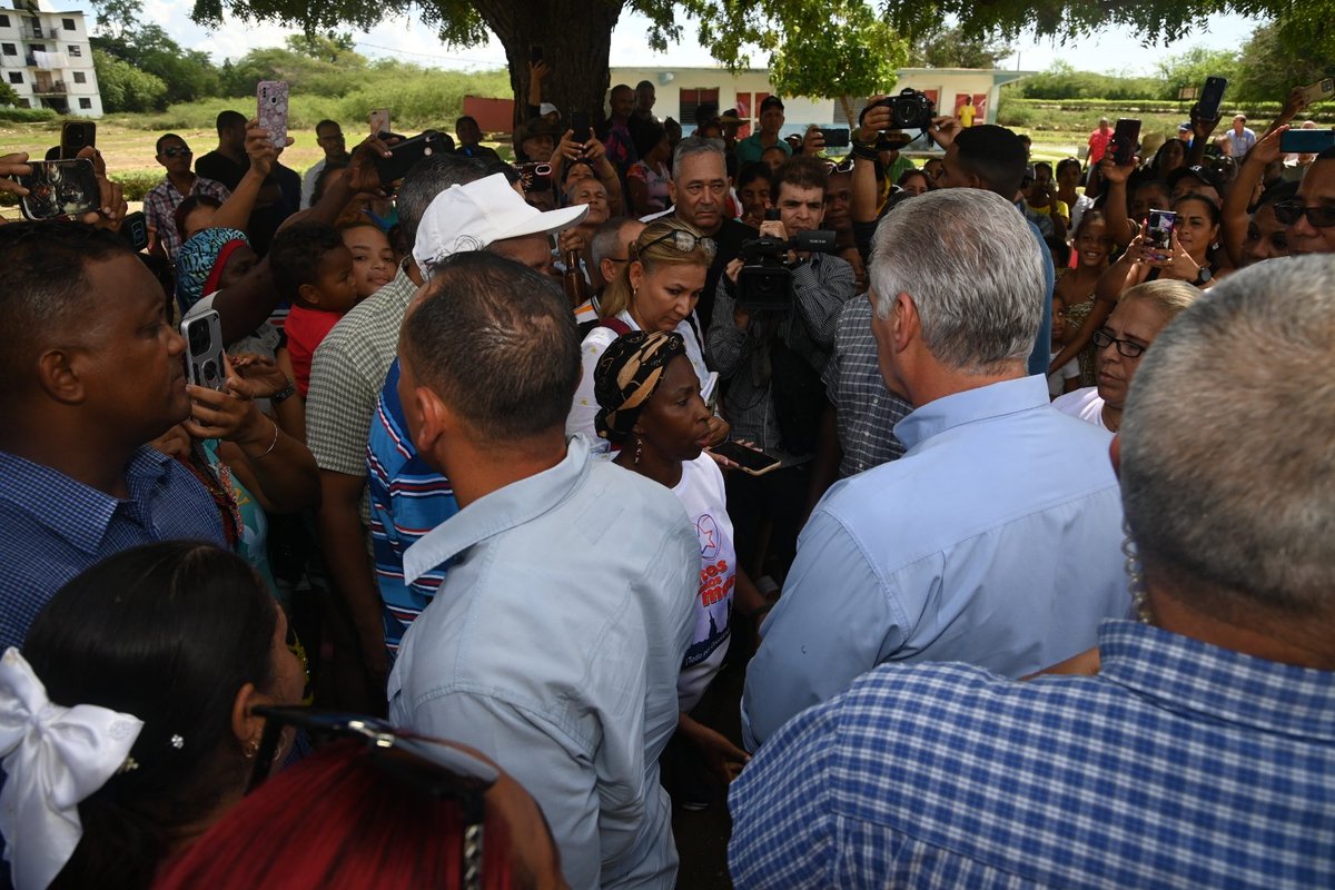 🗣️| Atendió las insatisfacciones de la población y les comentó que este asunto sería evaluado en el intercambio que se sostendrá en la jornada para evaluar los daños provocados por las intensas lluvias en Guantánamo y Santiago de #Cuba y la marcha de la recuperación.