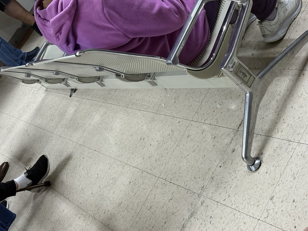 blancafomp's tweet photo. El verdadero sistema de salud como en Dinamarca… así el sistema de salud público en México.. lo peor que un hospital de alta especialidad @ISSSTE_mx @Claudiashein así el hospital 20 de noviembre… sillas rotas para discapacitados https://t.co/5QEab8E30j