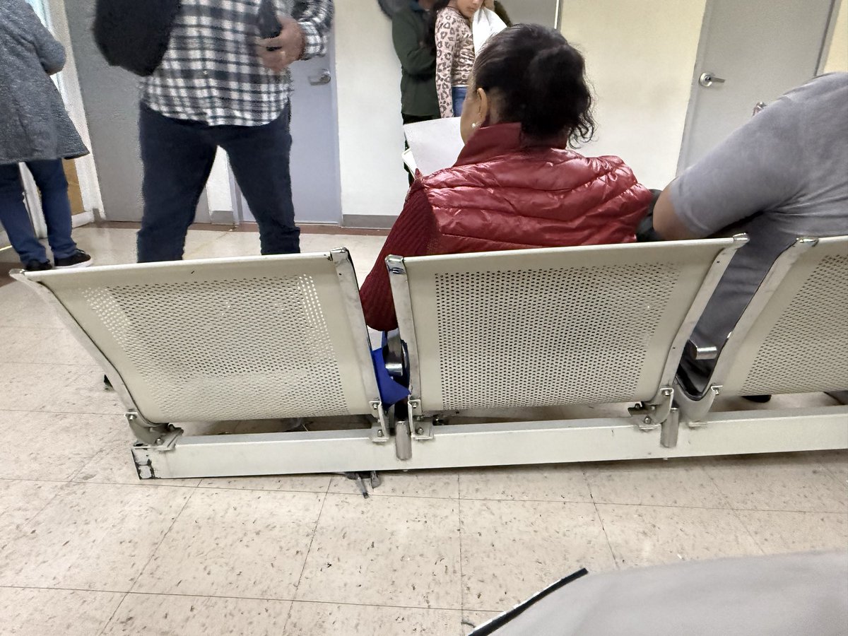blancafomp's tweet photo. El verdadero sistema de salud como en Dinamarca… así el sistema de salud público en México.. lo peor que un hospital de alta especialidad @ISSSTE_mx @Claudiashein así el hospital 20 de noviembre… sillas rotas para discapacitados https://t.co/5QEab8E30j