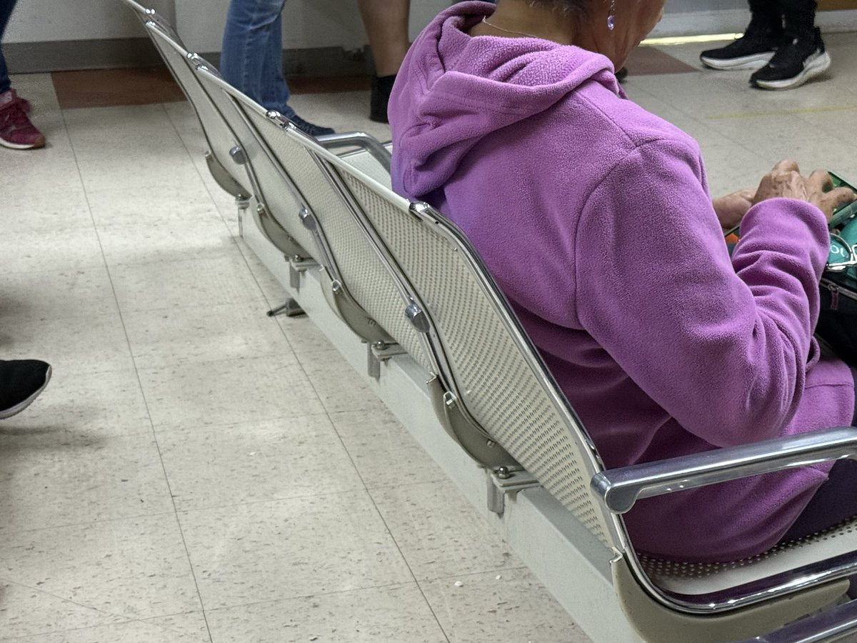 blancafomp's tweet photo. El verdadero sistema de salud como en Dinamarca… así el sistema de salud público en México.. lo peor que un hospital de alta especialidad @ISSSTE_mx @Claudiashein así el hospital 20 de noviembre… sillas rotas para discapacitados https://t.co/5QEab8E30j
