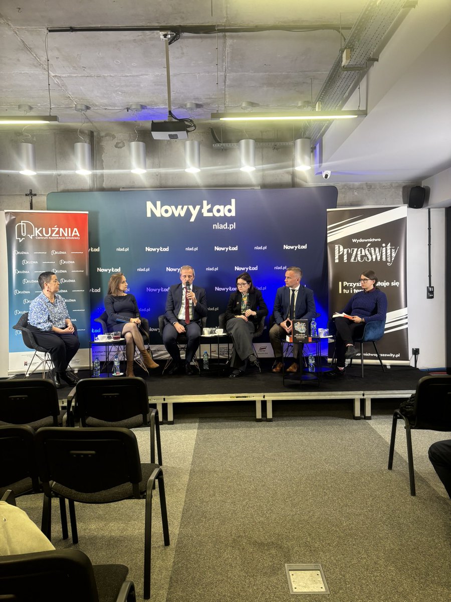 Rozpoczęła się debata na temat książki „Jak uniknąć demograficznej katastrofy” <a href="/BartoszMarczuk/">Bartosz Marczuk</a> oraz Michała Kota.

Dyskusję moderuje <a href="/GMasztafiak/">Gabriela Masztafiak</a>. W panelu oprócz autorów:
prof. Agnieszka Chłoń-Domińczak
<a href="/KarinaBosak/">Karina Bosak</a> oraz Katarzyna Krzywicka. 
Dzięki <a href="/Przeswity/">Wydawnictwo Prześwity</a> i <a href="/nowylad/">Nowy Ład</a>!