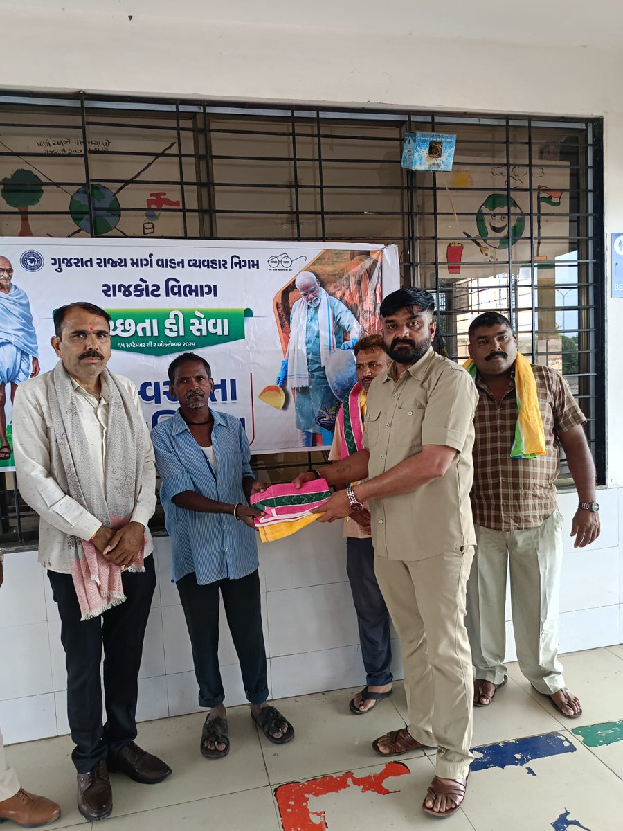ChotilaN's tweet photo. આજ રોજ તારીખ 02/10/2025 ગાંધી જયંતિ નિમિતે ચોટીલા નગરપાલિકા દ્વારા 'સ્વછોત્સવ' કાર્યક્રમ અન્વયે સફાઈ કમદારો માટે તેમનો સન્માન સામારોહ યોજવામાં આવ્યો તથા 'સ્વચ્છતા હી સેવા' અંતર્ગત ચોટીલા એસ.ટી બસ સ્ટેશન ખાતે સફાઇ ઝુંબેશ પણ હાથ ધરવામાં આવી જેમાં ચોટીલા નગરપાલિકાના પ્રમુખશ્રી, https://t.co/bNEP1gNfpM