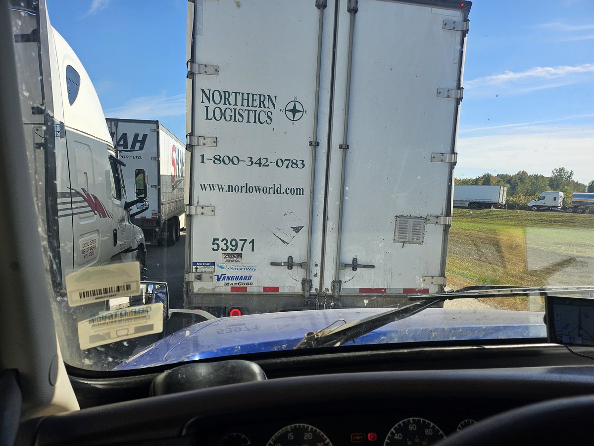 at Port Huron Michigan  USA 🇺🇸Canada 🇨🇦 Customs Systems Shut down Since 76 Hours ago Myself Wating  3 Hours ago To Crossing Border to  Sarnia ontario Canada 🇨🇦