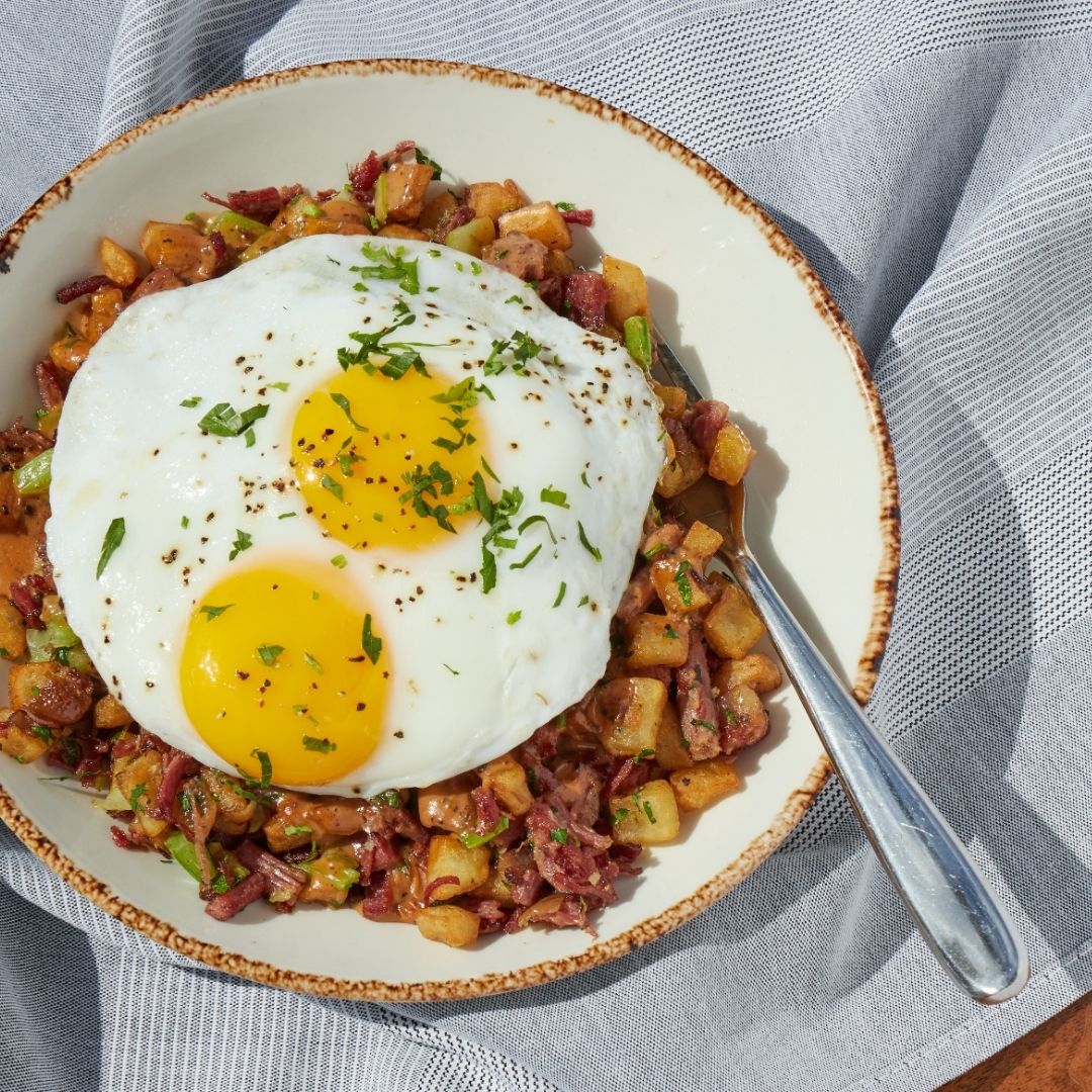 Nothing says comfort like corned-beef hash topped with rich black pepper gravy and a pair of sunny-side eggs. Simple, classic, and waiting for you. 🍳❤️