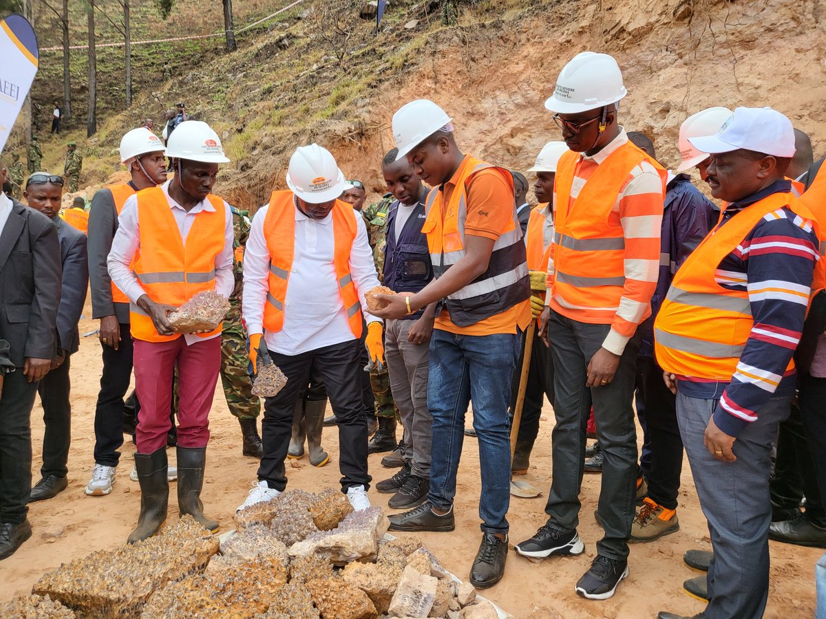 PAEEJ_Burundi's tweet photo. 💎 Le Site minier de Migera, à #Vyanda, ancienne @BururiProvince, a accueilli le Chef de l'Etat, ce 2/10.

En cours, les travaux d'extraction de l'Améthyste financés par @PAEEJ_Burundi. 

😍 400 jeunes employés sur le site ont retrouvé leur sourire. Près de 500 T déjà récoltés. https://t.co/aaveHR5RDQ