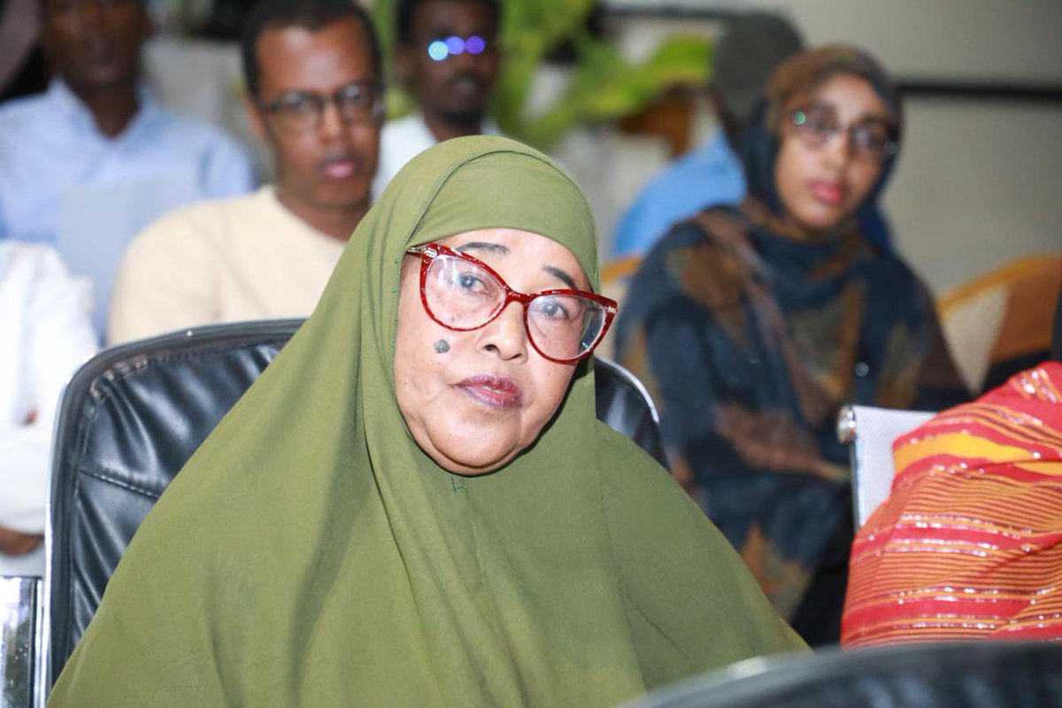 SomaliaPdrc's tweet photo. People from the camel herding culture highly value their own way of life and often look down on other cultures, such as those of farmers and manual laborers. They hold the camel in high regard its meat and milk. Women are also not allowed to sit under the tree. #PDRCTalks https://t.co/jThTtkRh4B