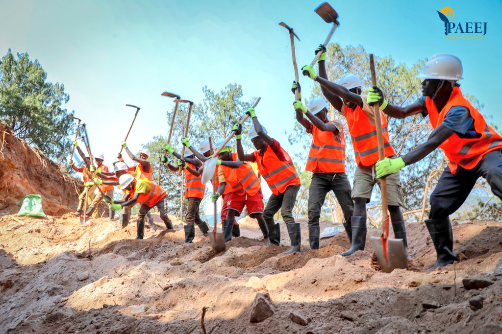 💎 Le Site minier de Migera, à #Vyanda, ancienne <a href="/BururiProvince/">Province Bururi</a>, a accueilli le Chef de l'Etat, ce 2/10.

En cours, les travaux d'extraction de l'Améthyste financés par <a href="/PAEEJ_Burundi/">PAEEJ</a>. 

😍 400 jeunes employés sur le site ont retrouvé leur sourire. Près de 500 T déjà récoltés.