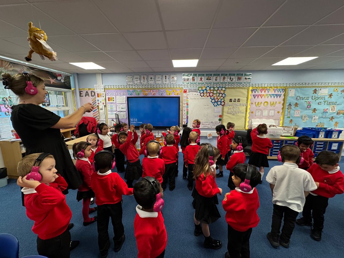 Leechapelsch's tweet image. #NowPressPlay is an amazing tool to strengthen and extend children’s learning and knowledge. Our Reception children really enjoyed their lesson this afternoon 🎧 
#WeAreLearning #NowPressPlay