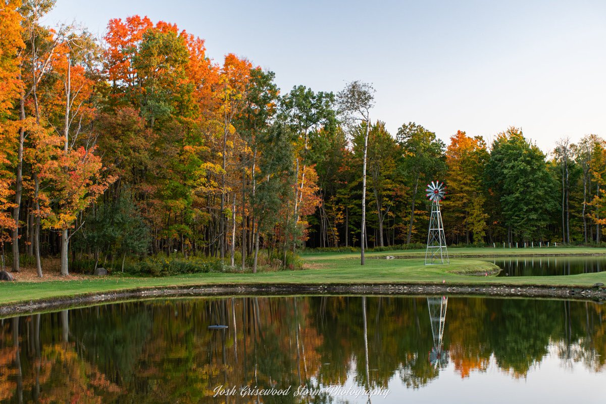 Fall colors are just about peak in New York! Had to stop and get this picture on the side of the road it was too beautiful to pass up. 

#wx #FallColours