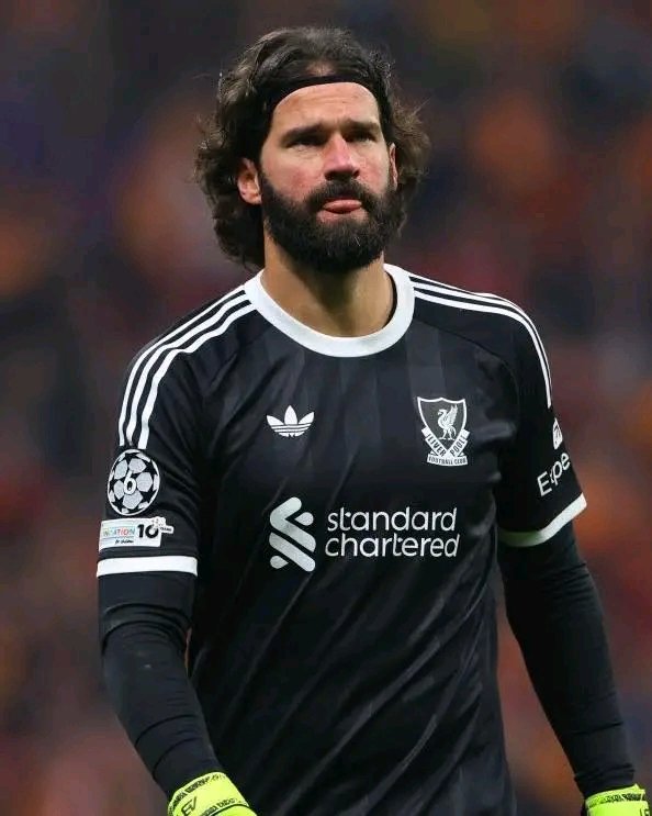 SaintOyizzy's tweet photo. 🚨 𝐁𝐑𝐄𝐀𝐊𝐈𝐍𝐆: Alisson will be out until the November international break after the injury in Champions League, reports The Athletic. ⚠️🧤 https://t.co/j3utrycQE5