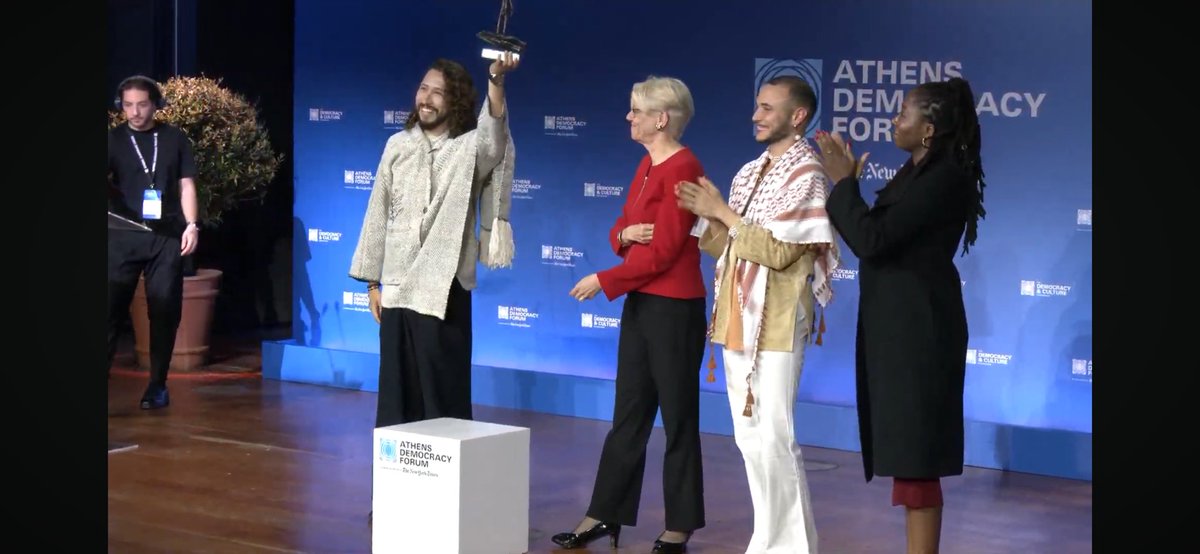 No puedo describirles la felicidad que siento 🥹 No solo por el premio, sino por poder llevar un mensaje a este escenario internacional:

Que nunca nadie vuelva a decirle a un/a líder: eres muy joven para decidir, muy joven para competir, muy joven para ganar y transformar ❤️