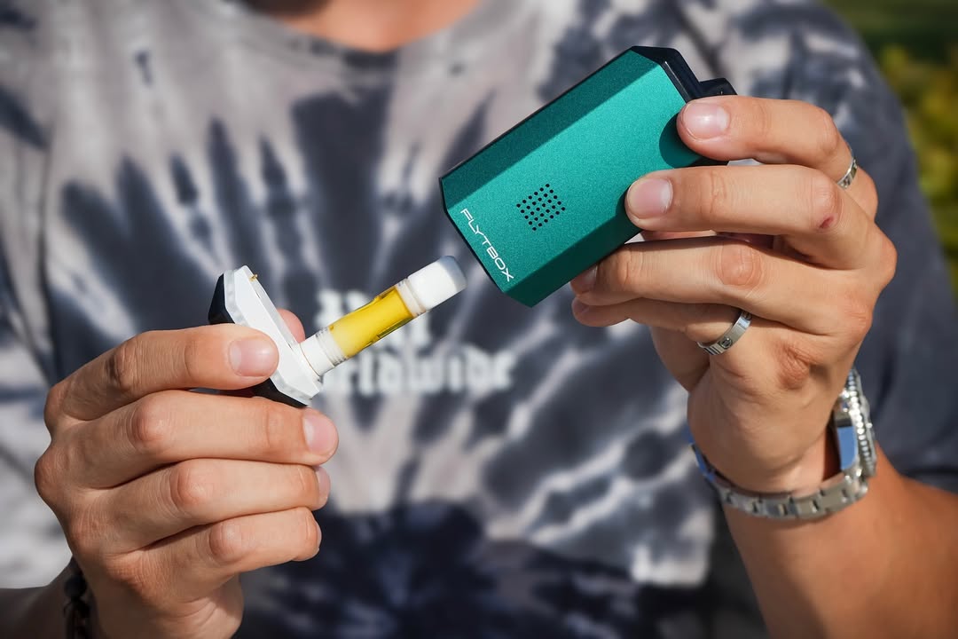 dankgeek's tweet image. 🚀 Stealth Vaping, Upgraded 🚀
Meet the Octave FLYTBOX — the odorless vape that keeps your sessions smooth, discreet &amp;amp; powerful. 🌫✨

🔥 FOG FILTER – Blocks smoke &amp;amp; odor for stealth sessions 🕶️
🎚 5 Heat Settings – Perfect flavor &amp;amp; clouds ☁️
🔋 420 mAh Battery + USB-C – Fast…