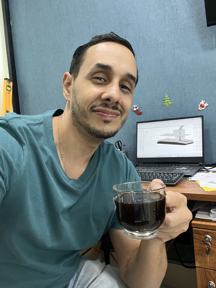 Alecale's tweet image. Yo soy la navidad en la pared.