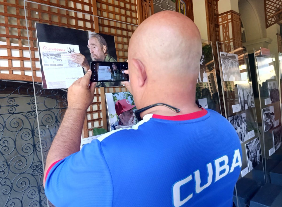 🎉🖼️| Como parte de las actividades por el 6️⃣0️⃣ aniversario del periódico Granma, los trabajadores del centro asistieron a la inauguración de la exposición «Granma en la mística de Fidel».