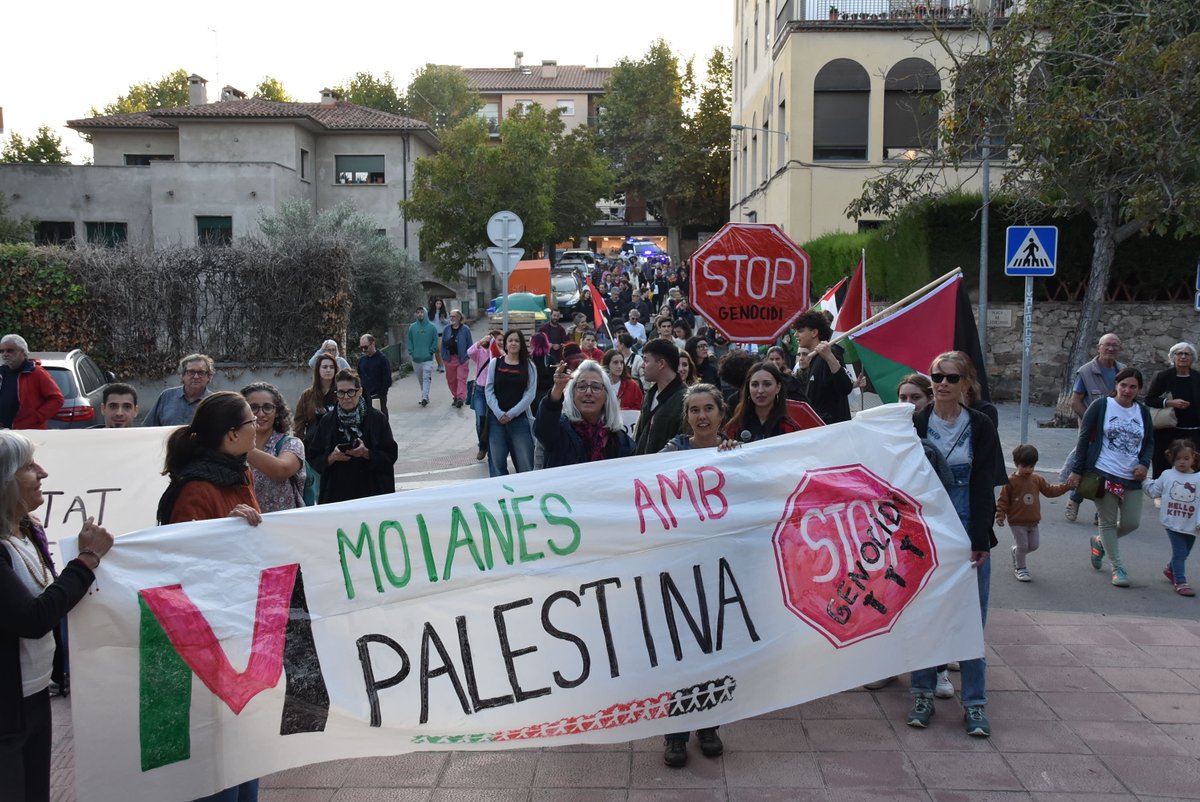 Un centenar de persones es manifesten a #Moià, #Moianès, en solidaritat amb Gaza, Palestina i la #GlobalSumudFlotilla 
#عزة #مويا  #برشلونة