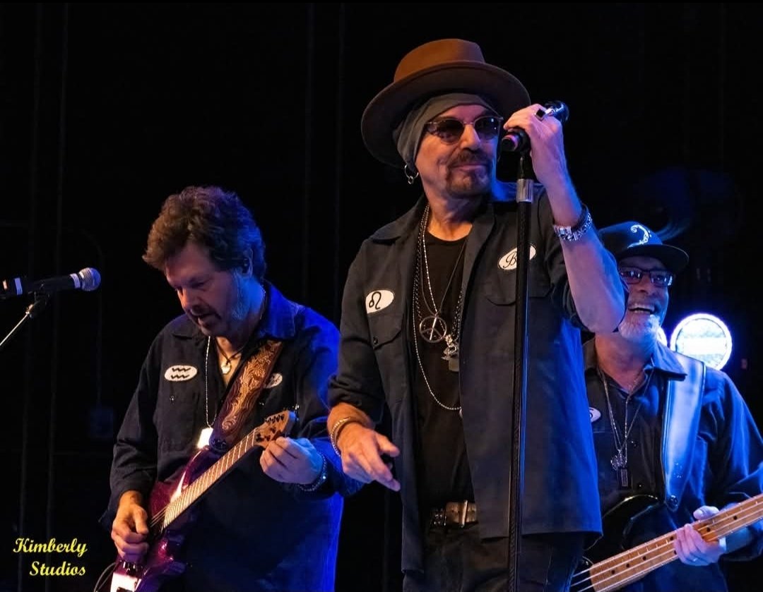 KnotsMarshall's tweet image. Was a good night this past Monday night at Memorial City Hall with Billy Bob Thornton and the Boxmasters. I got some great pics of the night that I'll be posting in the coming days.

#billybobthornton #boxmasters #concert #LiveMusic #rocknroll #soldoutshow #marshalltx