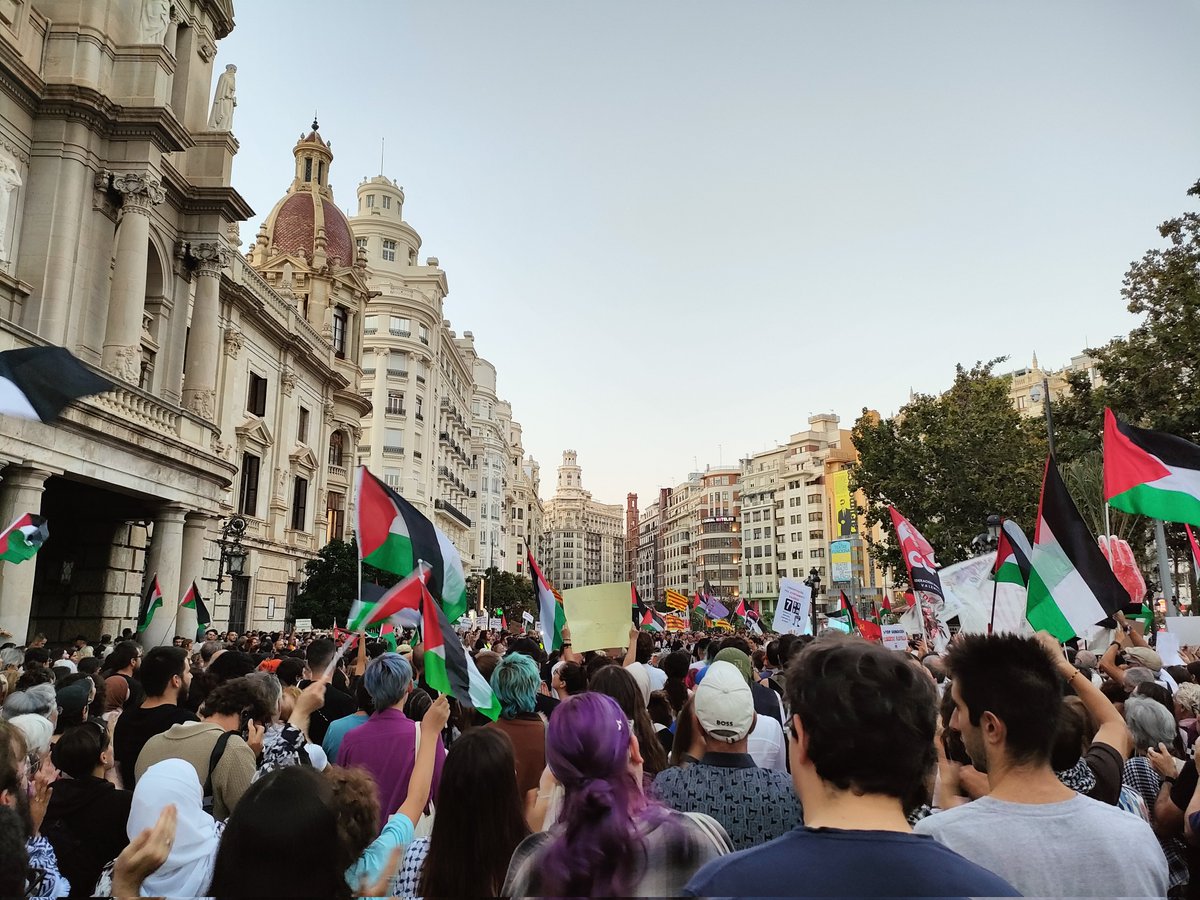 Hui ens mobilitzem per l'alliberament dels membres de la Flotilla humanitària i per la fi del genocidi a Palestina, amb la complicitat dels governs europeus.

Si no deixem de lluitar, des del riu fins a la mar, Palestina vencerà🇵🇸