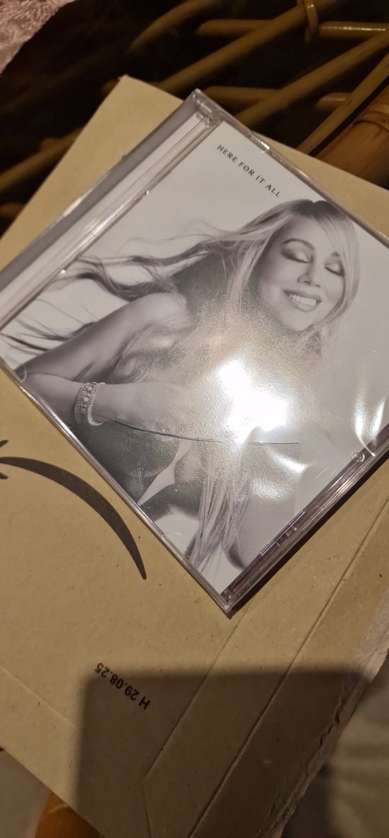 KamwellJackson's tweet photo. @MariahAlerts @MariahCarey 
This is why we need an actual UK store.

@AmazonUK delivered my copy of Here For It All with a 3-inch wide crack on the front 🙄😭 https://t.co/WrteRDVpZm