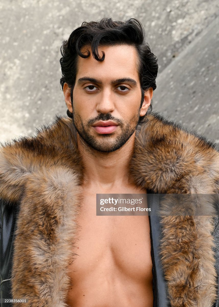 This photo needs to be printed and framed.
#mahmood #rabanne #PFW2025