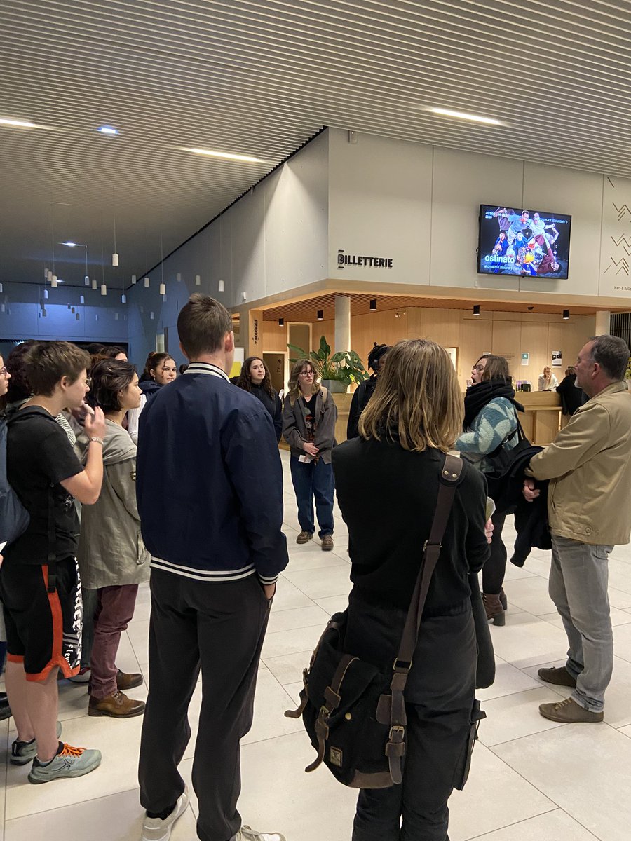 Les étudiant•es de la CPES-CAAP du lycée Alain-Fournier assistent ce soir au spectacle circassien ☆Ostinato☆ du collectif AKOREACRO, mis en scène par Alexandre Markoff, à la Maison de la Culture de Bourges.