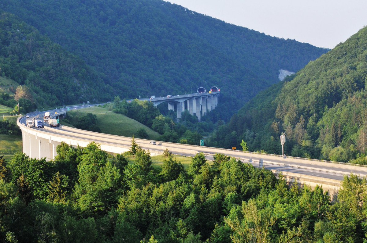 [NASLEDNJA FAZA OBNOVE DRAMLJE - SLOVENSKE KONJICE🚧] S ponedeljkom, 6. oktobra 2025, obnova avtoceste med Dramljami in Slovenskimi Konjicami prehaja v naslednjo fazo. V tej fazi bosta zagotovljena dva prometna pasova proti Ljubljani in dva prometna pasova proti Mariboru. Takšna