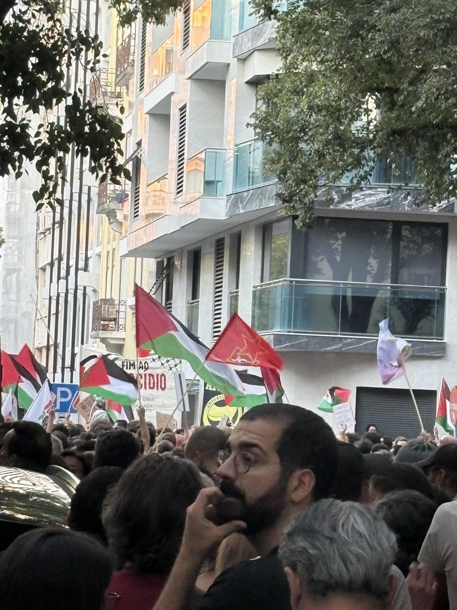 Seguimos pidiendo #paz, #justicia, #legalidad, #derechos, #reparación. Viva Palestina se dice en #Lisboa