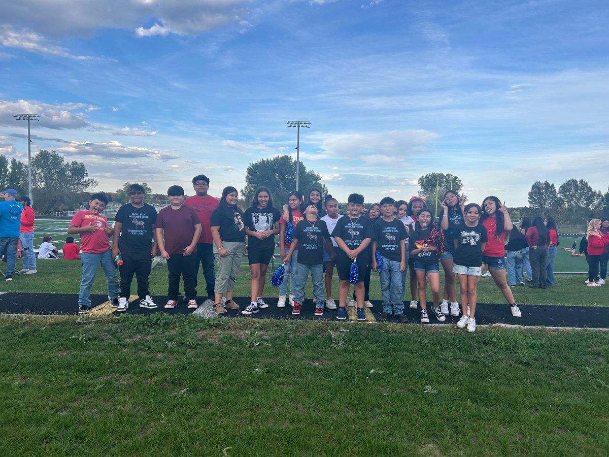 Happy to have seen our Robotics, our 4th and 5th grade students participate in Skylines Homecoming Parade and game this week!! 🥳 🏈 🎉 
¡Estamos felices de haber visto a nuestros estudiantes de Robótica, 4to y 5to grado participar en el desfile y juego de Skylines esta semana!