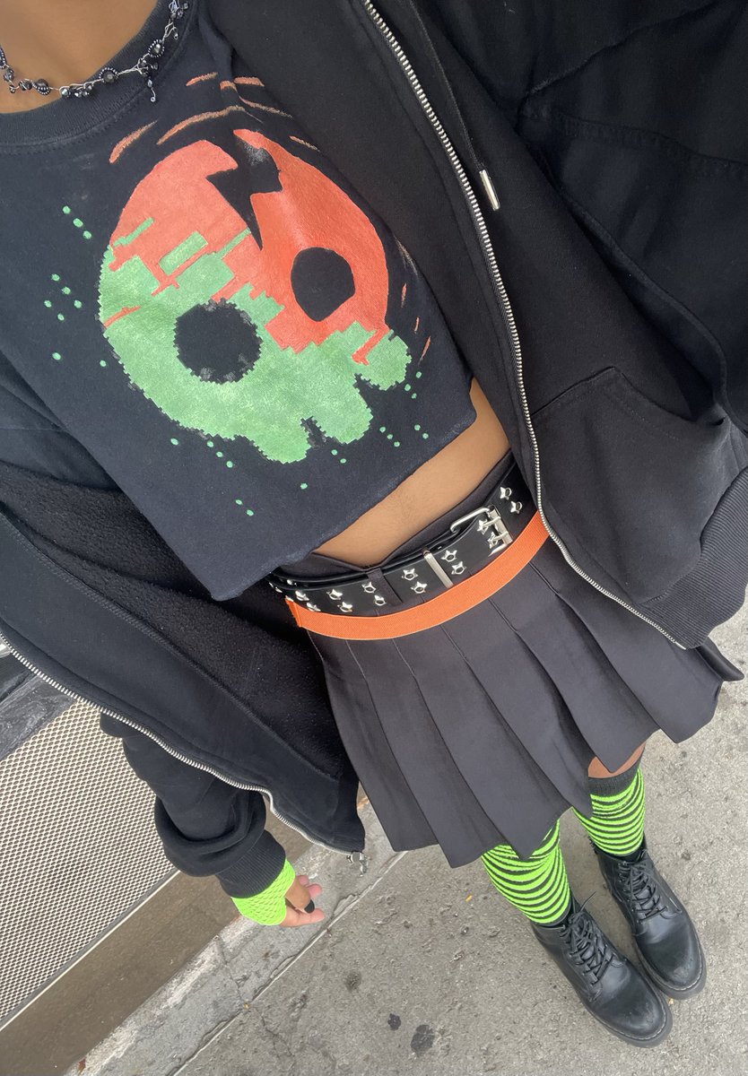 lovveecat's tweet image. in line for @LivingTombstone with my homemade merch hehe ^_^ also WOAH sold out :0