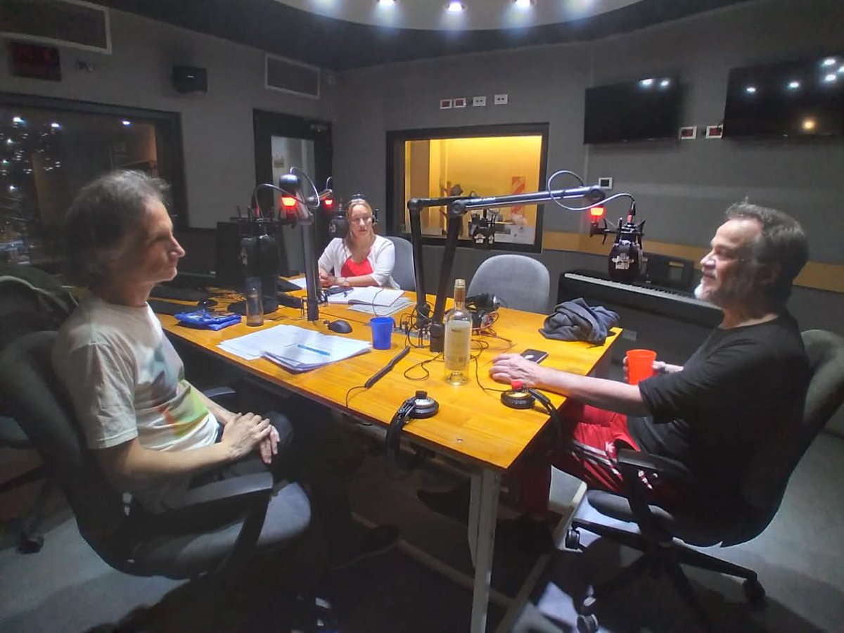 Entrevista en vivo, en los estudios de <a href="/la2x4/">La 2x4</a>, con <a href="/achoestol/">Acho Estol</a>.

La charla es intercalada con: "Revolución o picnic", "La uva", "Fósil", "Juguete rabioso" y "Nos tenemos que ir". Todos extractados de "Puro Tango" el nuevo disco - grabado en vivo - de <a href="/lachicanatango/">La Chicana Oficial</a>.