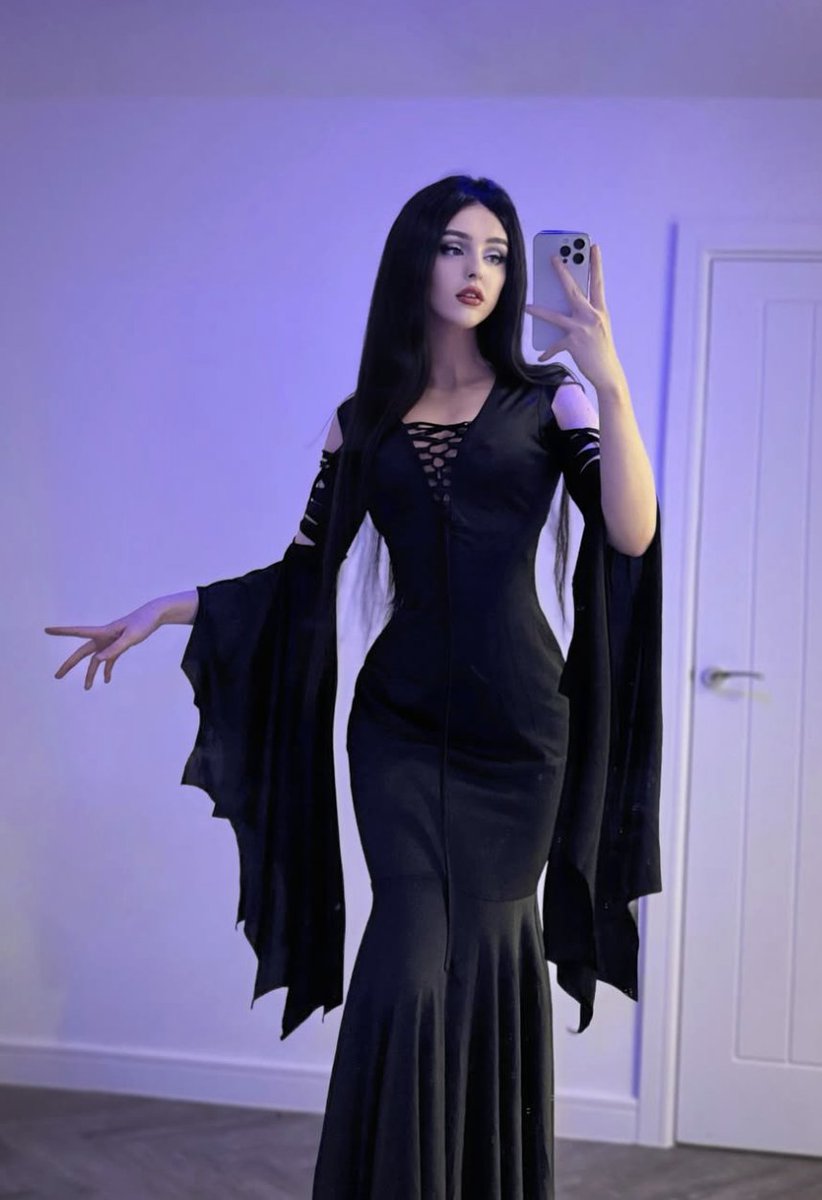 Desiluted_'s tweet photo. Say “yes” if you like goth girls for a suprise :) https://t.co/ouEG8qt7Jt
