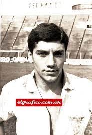 MIGUELITO

Se han cumplido 58 años del debut en Primera División del gran Miguel Ángel Brindisi. Con 17 años se dio el gusto de debutar en el club de sus amores –y hacer un gol-, en la goleada por 8 a 2 contra los sanjuaninos de Juventud Alianza, en aquel torneo llamado