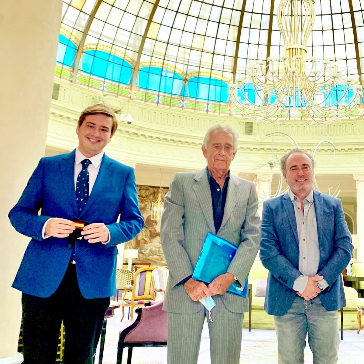 Miguel de los Santos, a sus 89 años, es historia viva de la comunicación en España.

De TVE a la SER y Los 40 Principales, de presentar a Julio Iglesias en Eurovisión 1970 a sus libros más recientes.

Más allá de los premios, lo más valioso es su calidad humana y su amistad.
