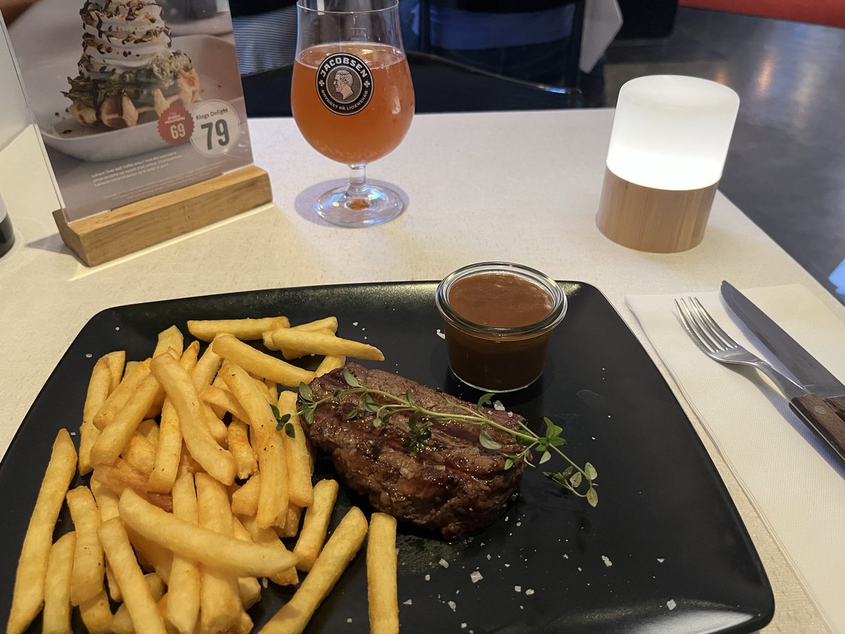 MatsH1957's tweet photo. @natasharadio @BBCRadioScot @BBCSounds Hi babby a swede 🇸🇪 eating good in copenhagen 🇩🇰 on the way to hamburg 🇩🇪for 🐴races and going to listen to my 🏴󠁧󠁢󠁳󠁣󠁴󠁿 favvo tonight ✌🏼 https://t.co/zdBvkiRb7A