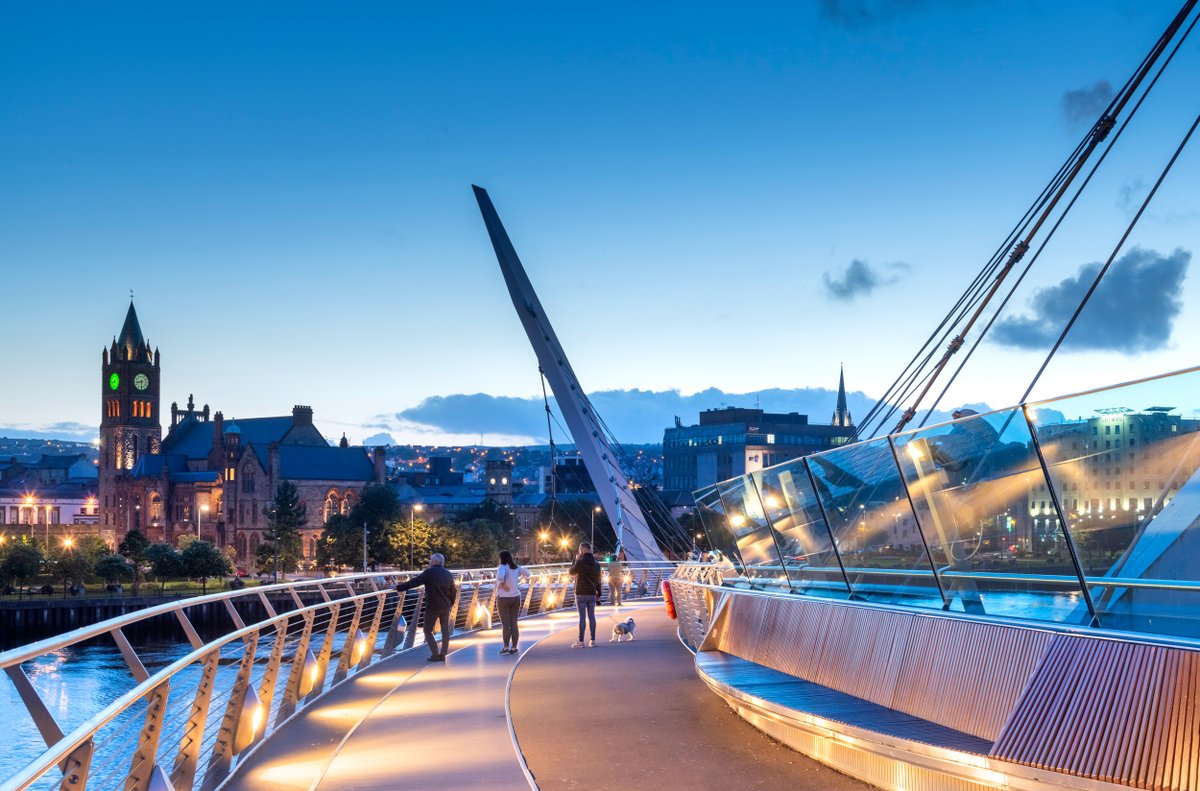 LaMochiladeMama's tweet photo. Ya que estás en Belfast, quédate unos días más y descubre otros tesoros de Irlanda del Norte:

🌊 La Calzada del Gigante
🎃 La ciudad amurallada de Derry-Londonderry, famosa por su Halloween y escenario de la divertida "Derry Girls"😉

#IrlandaLlegaATuCorazon @descubreirlanda https://t.co/7EgdFbqExo