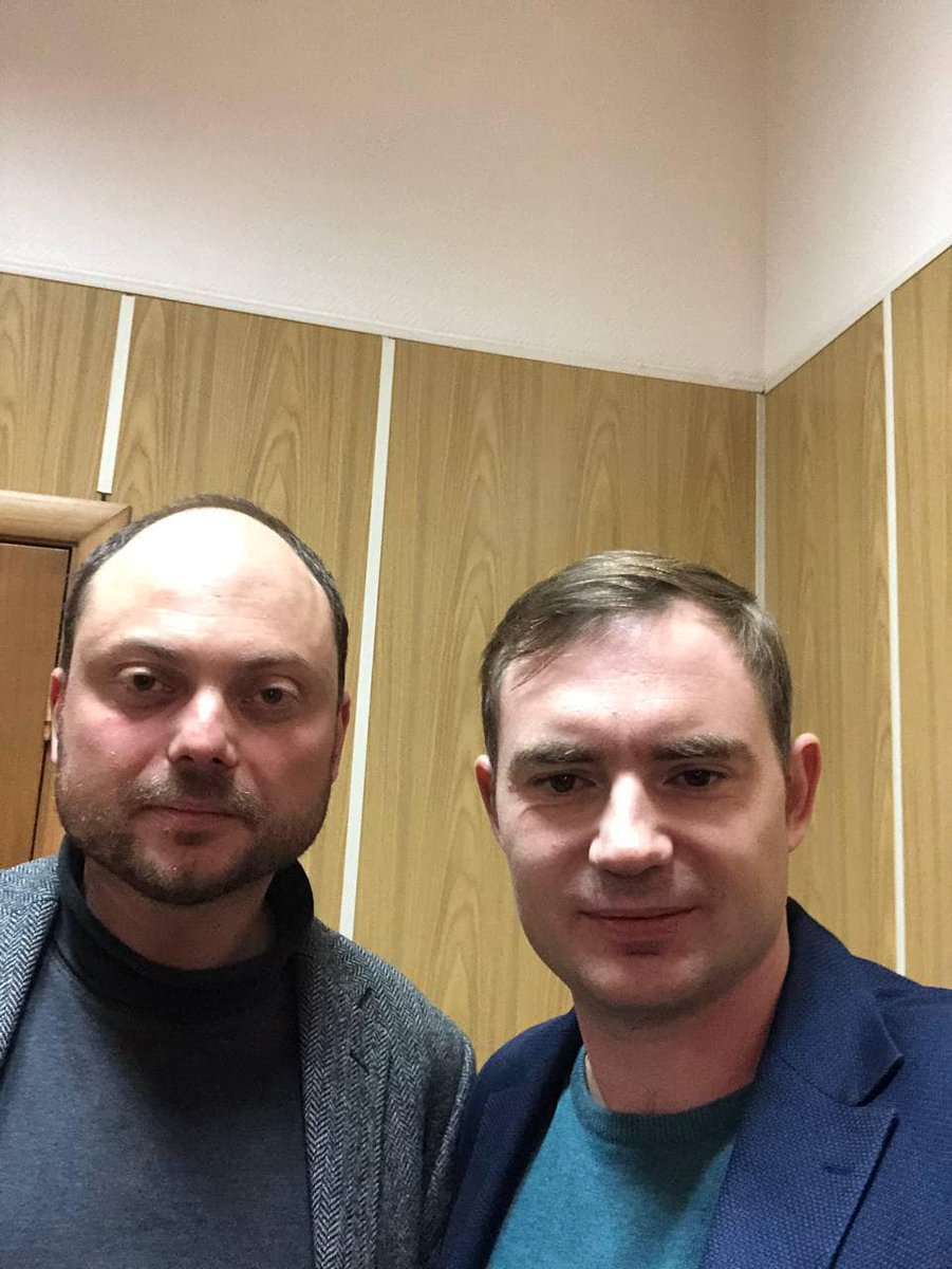 Эта фотография сделана в Хамовническом суде Москвы 12 апреля 2022 года — в день, когда меня отправили под арест на 15 суток за «изменение траектории движения» во дворе моего дома. Потом это превратится в 25 лет за «государственную измену», «фейки об армии» и сотрудничество с