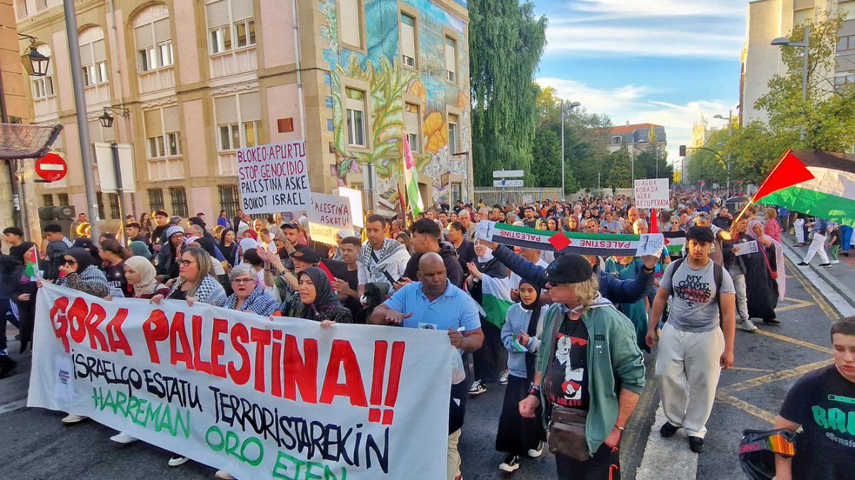 Palestinari eta <a href="/gbsumudflotilla/">Global Sumud Flotilla</a>|ko ekintzaileei gure babes eta elkartasun osoa adierazteko Gasteizko kaleak bete ditugu.

Hemos llenado las calles de Gasteiz para exigir a Israel que ponga fin al genocidio contra Palestina y que libere a las activistas de <a href="/gbsumudflotilla/">Global Sumud Flotilla</a>.