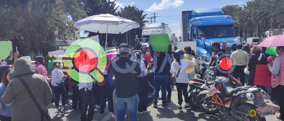 🚸 Protestas de personal de CENDI en #Puebla y Texmelucan.
Se manifiestan por certeza laboral y mejoras en sus condiciones.
Amagan con bloqueos en autopista México-Puebla y casetas del Arco Norte.

🔗 quadro24.mx/padres-del-cen…