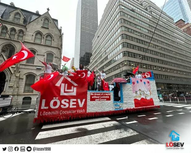 #4EkimdeLÖSEVleAnıtkabirde <a href="/losev1998/">LÖSEV</a>