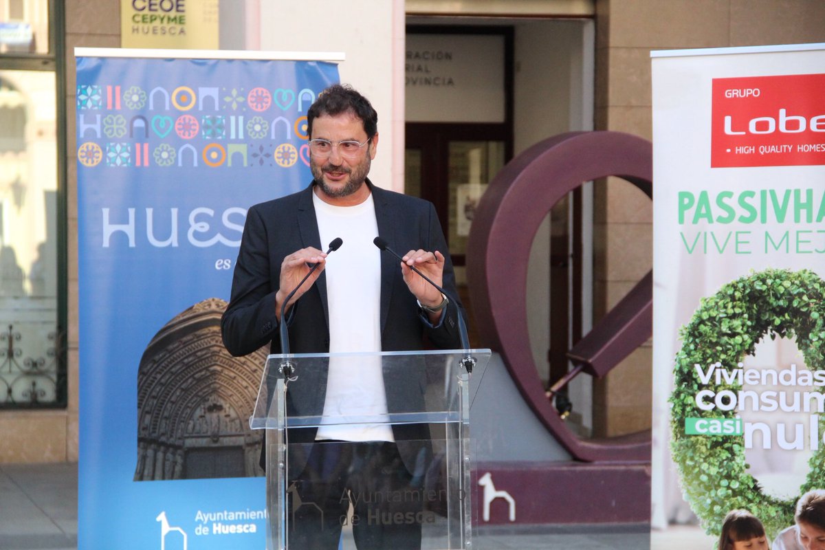 ✨Presentación de Lobe Huesca La Magia en el centro de la ciudad.👏

Ayuntamiento de Huesca, DPHuesca y Grupo Lobe al lado de Peñas Huesca una temporada más. 💚🤍

#LobeHuescaLaMagia #GrupoLobe #AyuntamientodeHuesca #DPHuesca #Temporada25_26