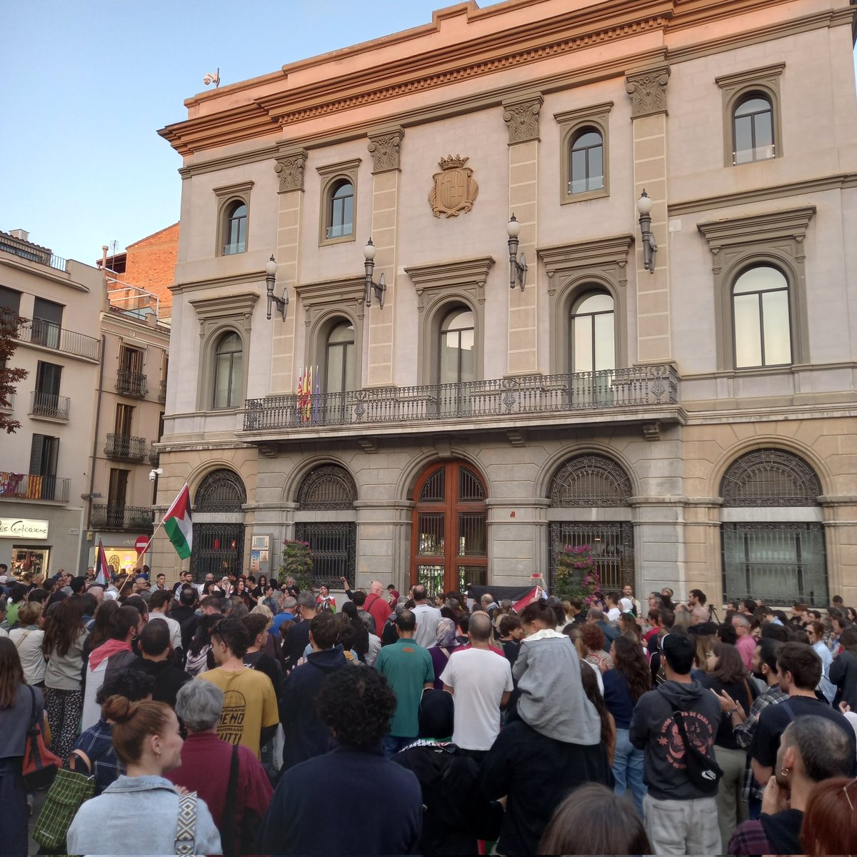 A Igualada, centenars de persones hem omplert la Plaça de l'Ajuntament per dir-ho alt i clar: aturem el genocidi! #GlobalSumudFlotilla #PalestinaLliure