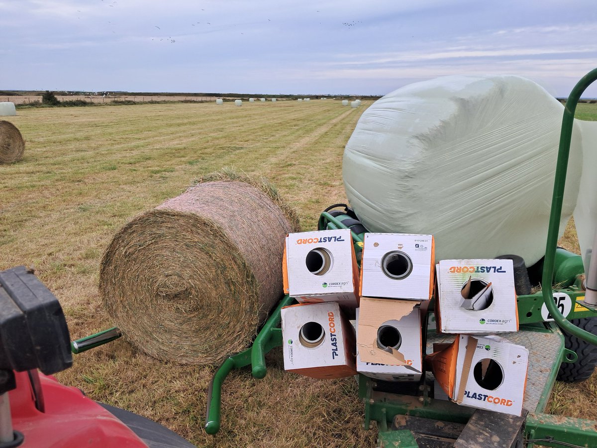 Faucher, andainer, presser, enrubanner.
Pas mal d'occupation encore pour récolter avant les pluies de l’herbe dans les praries de fauche de ́la Baie de Somme. 
Le stock de fourrages pour les génisses a déjà bien été entamé par la sécheresse estivale !
#FrAgTw
#CeuxQuiFontLeLait