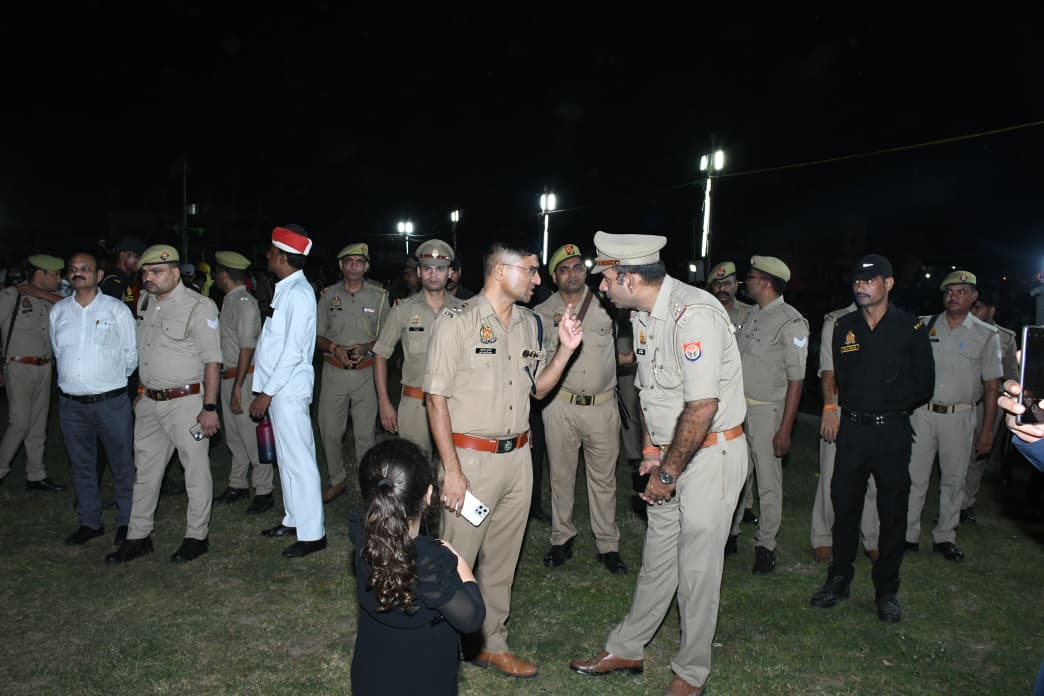 LALITPUR POLICE (@lalitpurpolice) on Twitter photo <a href="/DMLalitpur/">Dm Lalitpur</a> व #SPLalitpur <a href="/IPSMdMustaque/">Md Mustaque IPS</a> द्वारा विजय दशमी के शुभ अवसर पर कोतवाली ललितपुर क्षेत्रातंर्गत रामलीला मैदान पहुंचकर सुरक्षा-व्यवस्था का जायजा लिया गया । ड्यूटी पर तैनात पुलिस बल को रावण दहन के दौरान शान्ति व सुरक्षा-व्यवस्था बनाये रखने हेतु आवश्यक दिशा-निर्देश दिये गये। <a href="/DMLalitpur/">Dm Lalitpur</a> व #SPLalitpur <a href="/IPSMdMustaque/">Md Mustaque IPS</a> द्वारा विजय दशमी के शुभ अवसर पर कोतवाली ललितपुर क्षेत्रातंर्गत रामलीला मैदान पहुंचकर सुरक्षा-व्यवस्था का जायजा लिया गया । ड्यूटी पर तैनात पुलिस बल को रावण दहन के दौरान शान्ति व सुरक्षा-व्यवस्था बनाये रखने हेतु आवश्यक दिशा-निर्देश दिये गये।