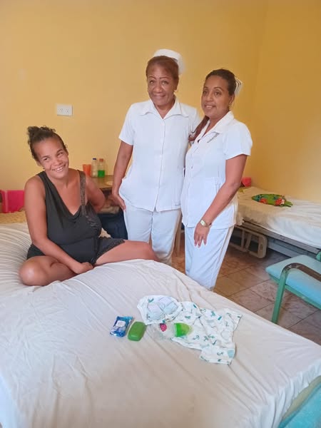 DPS_Santiago's tweet image. Con el amor y humanismo como bandera, trabajadores del Hospital Materno Sur Mariana Grajales, de #SantiagoDeCuba, protagonizaron un hermoso acto de altruismo al entregar un donativo a una de sus pacientes, madre en situación de vulnerabilidad social.

1/2

#CubaPorLaVida