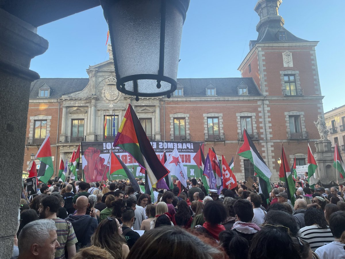 MorenoG_Agustin's tweet photo. Madrid es un clamor contra el genocidio de Israel en Gaza y por la libertad de los activistas de la Flotilla Global Sumud. Del Ministerio de Asuntos Exteriores a la Puerta del Sol y ahora hacia las Cortes.
¡Porque no es una guerra, es un genocidio! Viva Palestina https://t.co/twcrtMQOwL