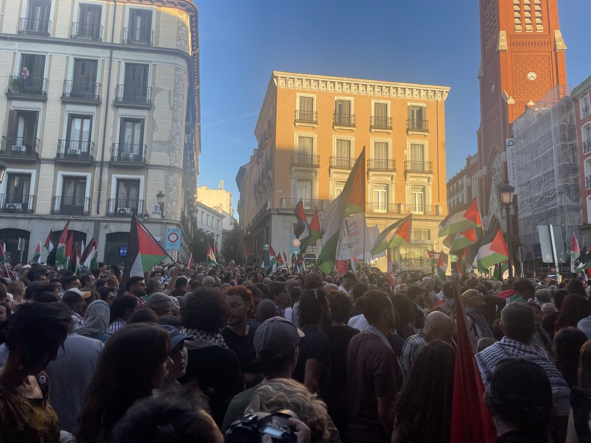 MorenoG_Agustin's tweet photo. Madrid es un clamor contra el genocidio de Israel en Gaza y por la libertad de los activistas de la Flotilla Global Sumud. Del Ministerio de Asuntos Exteriores a la Puerta del Sol y ahora hacia las Cortes.
¡Porque no es una guerra, es un genocidio! Viva Palestina https://t.co/twcrtMQOwL