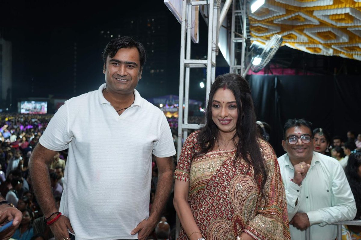 caabhishek2012's tweet image. Rupali Ganguly (अनुपमा) at the Lotus Navratri Event ✨
. Elegance. Garba vibes! 💃🎶
#RupaliGanguly #Anupamaa #Navratri #LotusNavratri #FestiveFeels
@NarendraMehtal